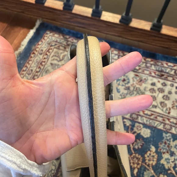 🔥SOLD 🔥 LV Capucine pebbled leather hand bag - Picture 12 of 16